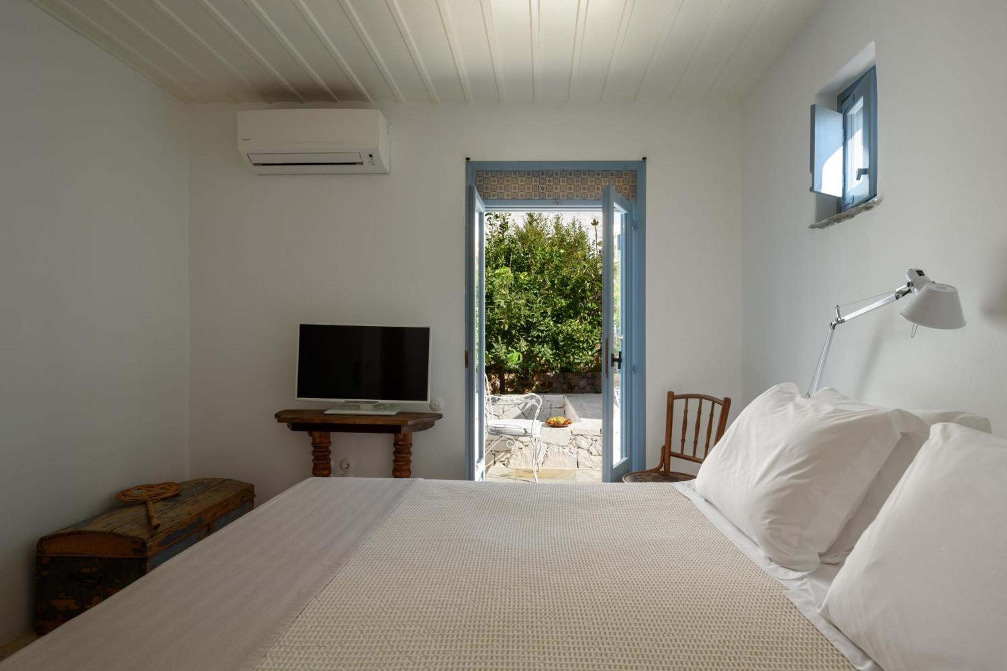Mezzolovero Suites Kímolos 外观 照片