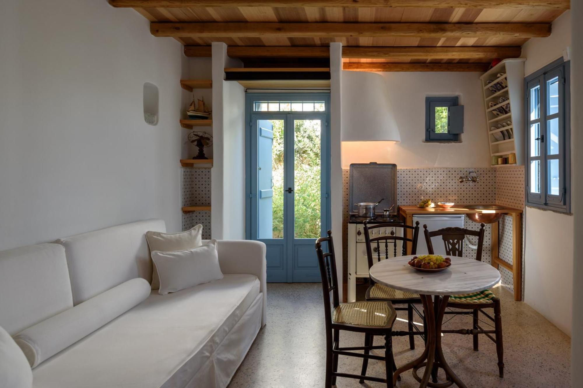 Mezzolovero Suites Kímolos 外观 照片