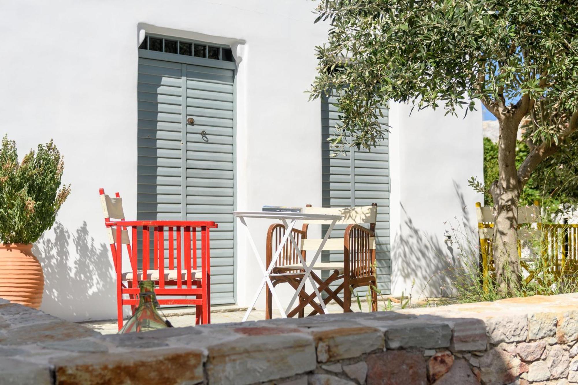 Mezzolovero Suites Kímolos 外观 照片