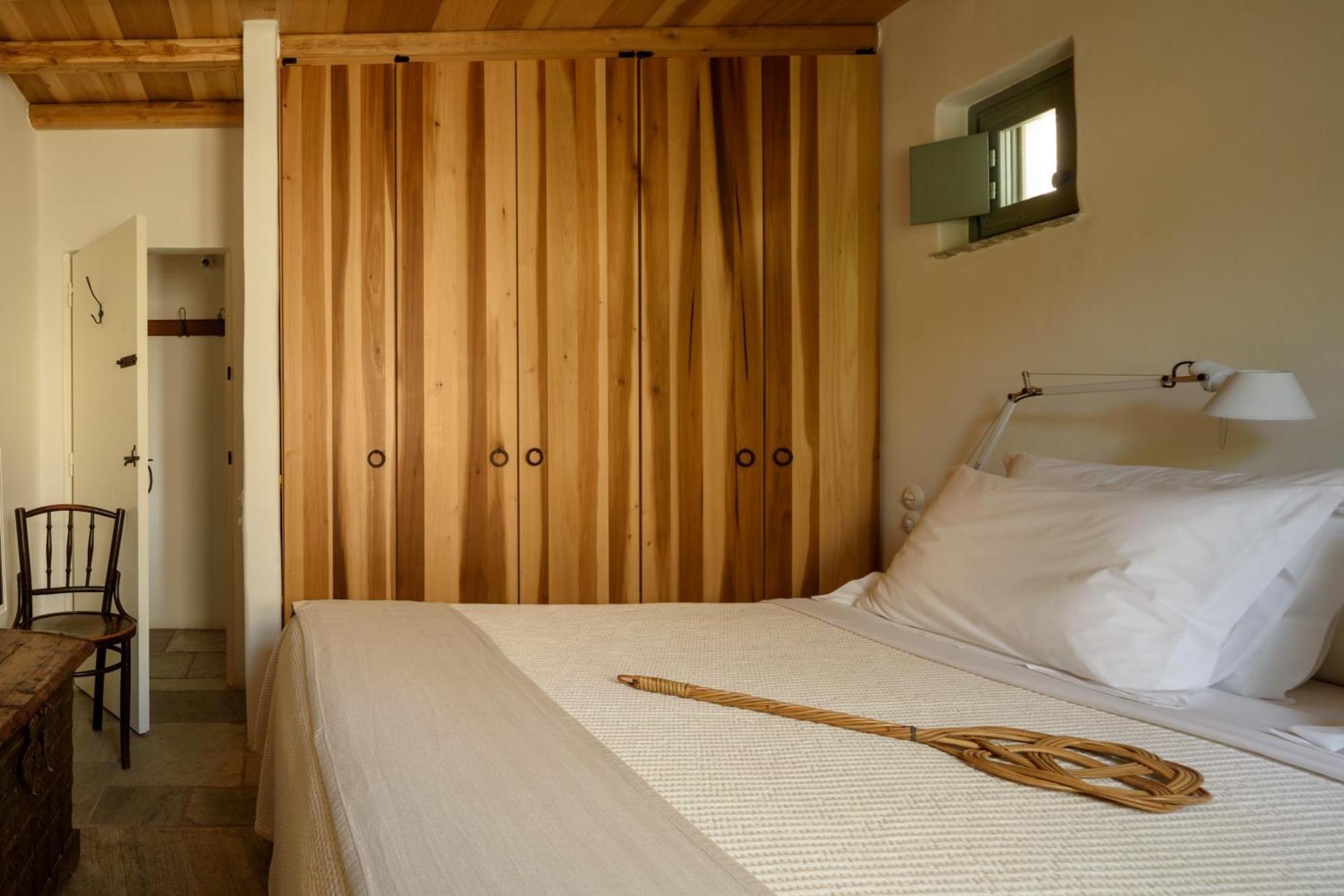 Mezzolovero Suites Kímolos 外观 照片