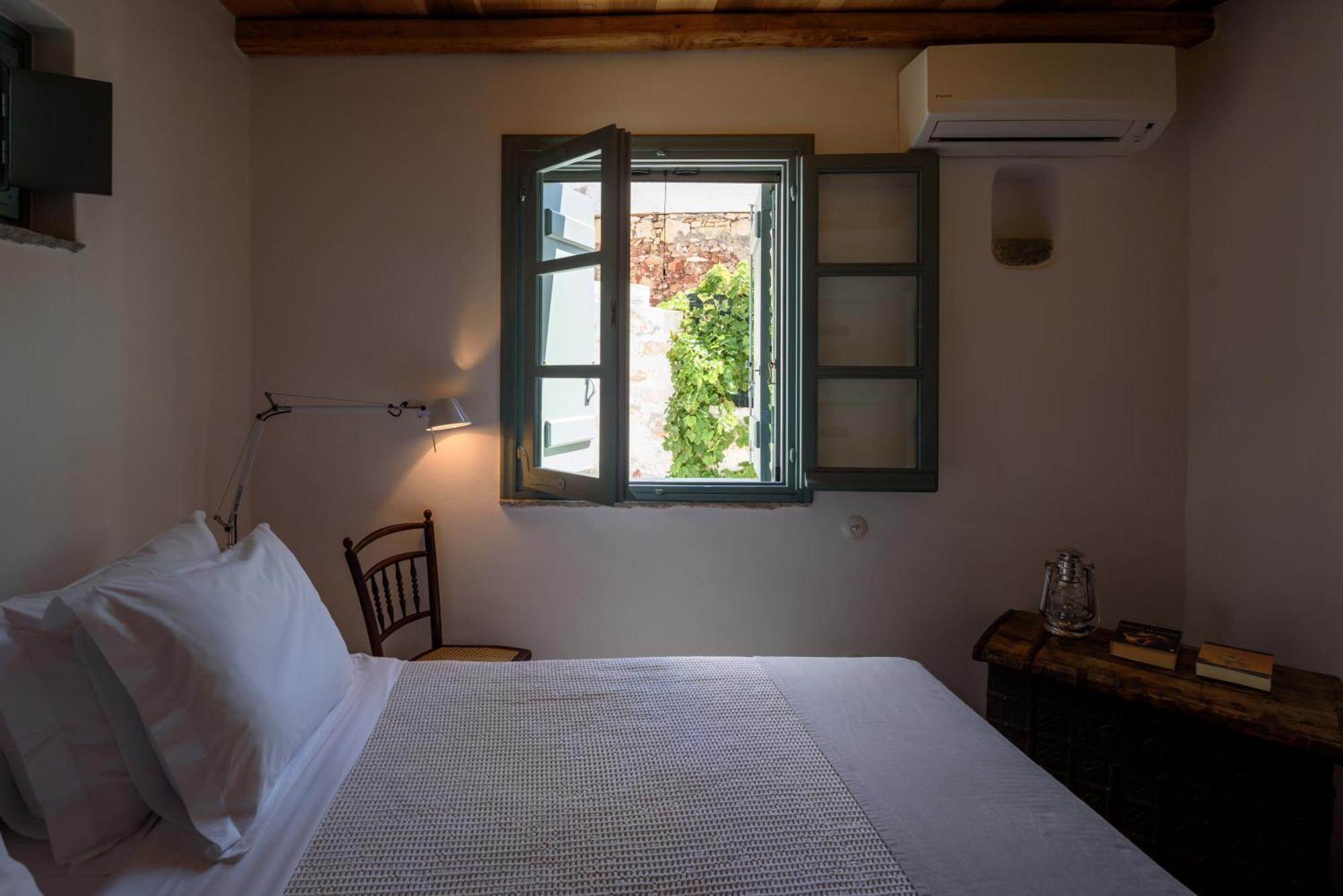 Mezzolovero Suites Kímolos 外观 照片