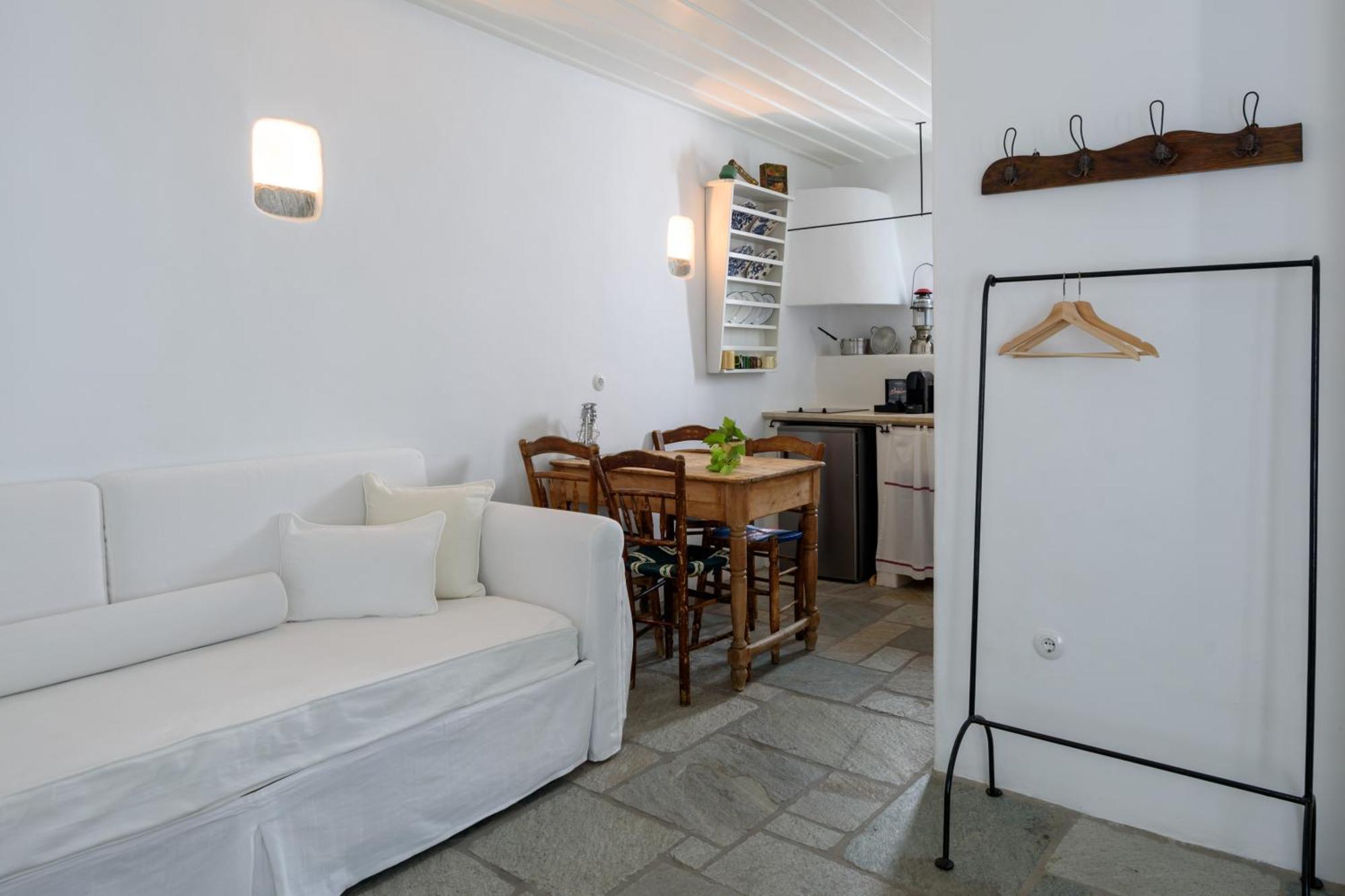 Mezzolovero Suites Kímolos 外观 照片