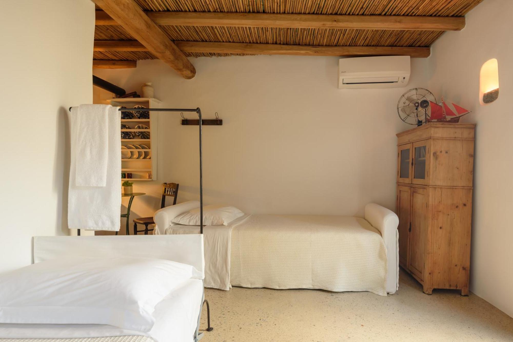 Mezzolovero Suites Kímolos 外观 照片