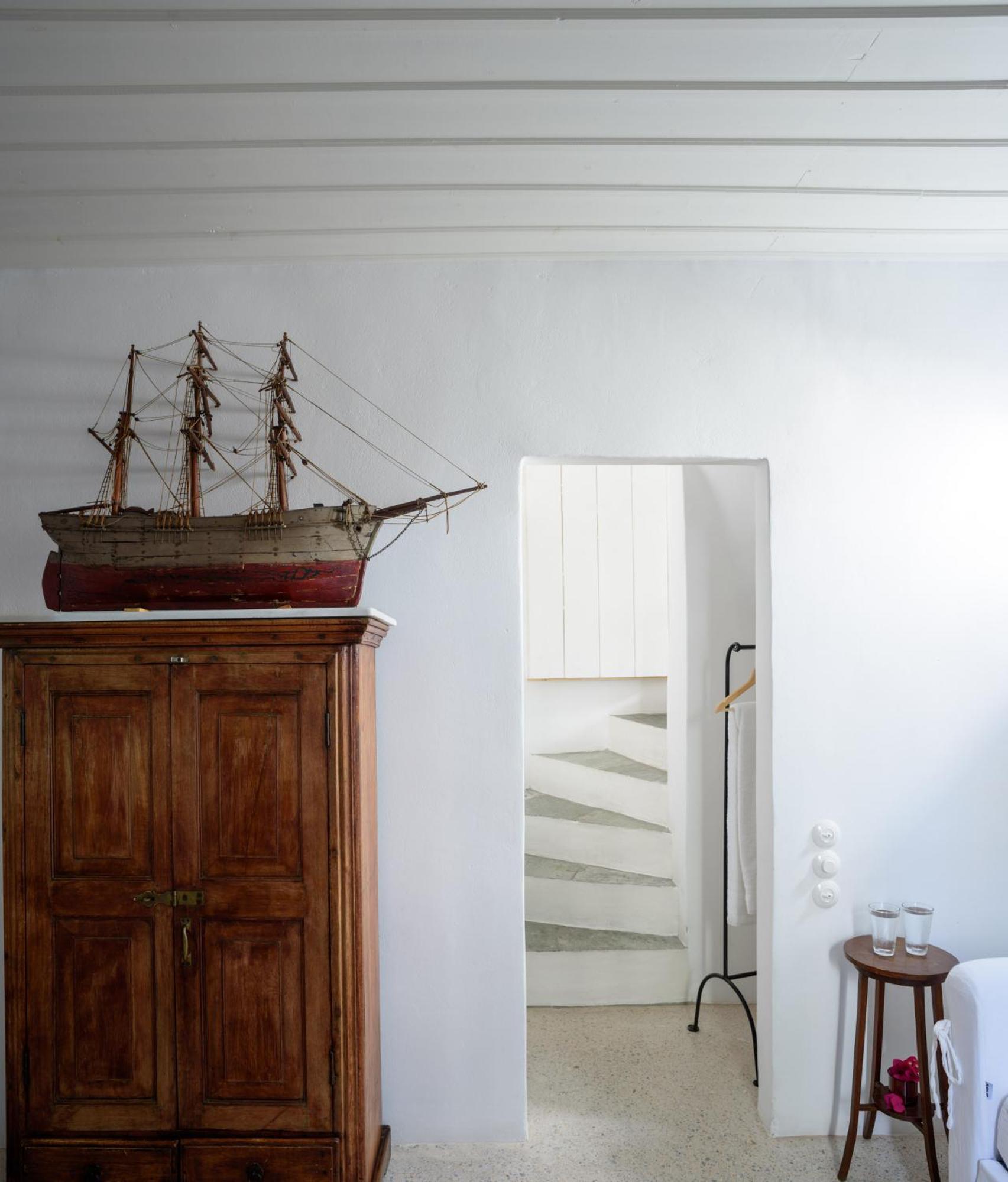 Mezzolovero Suites Kímolos 外观 照片