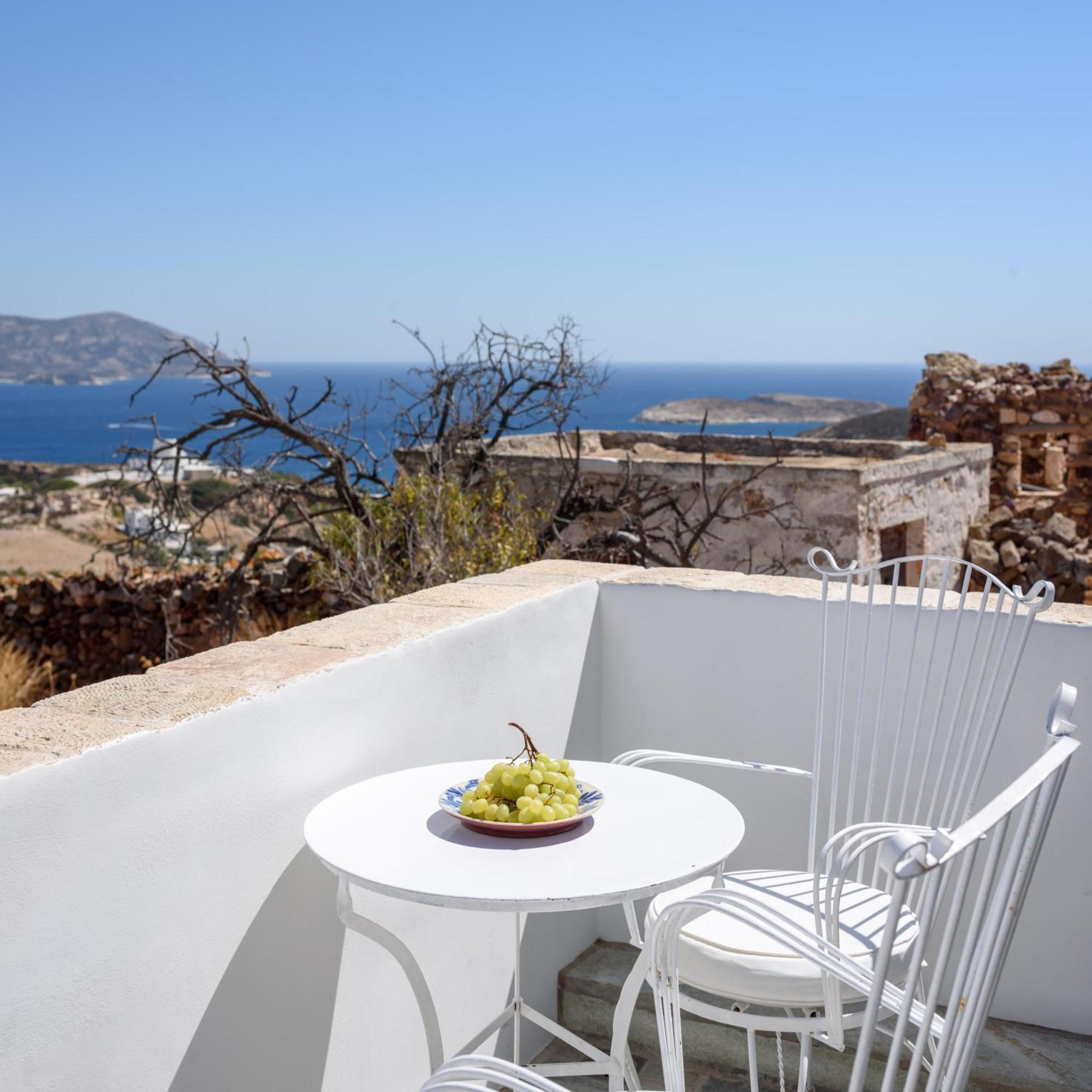 Mezzolovero Suites Kímolos 外观 照片