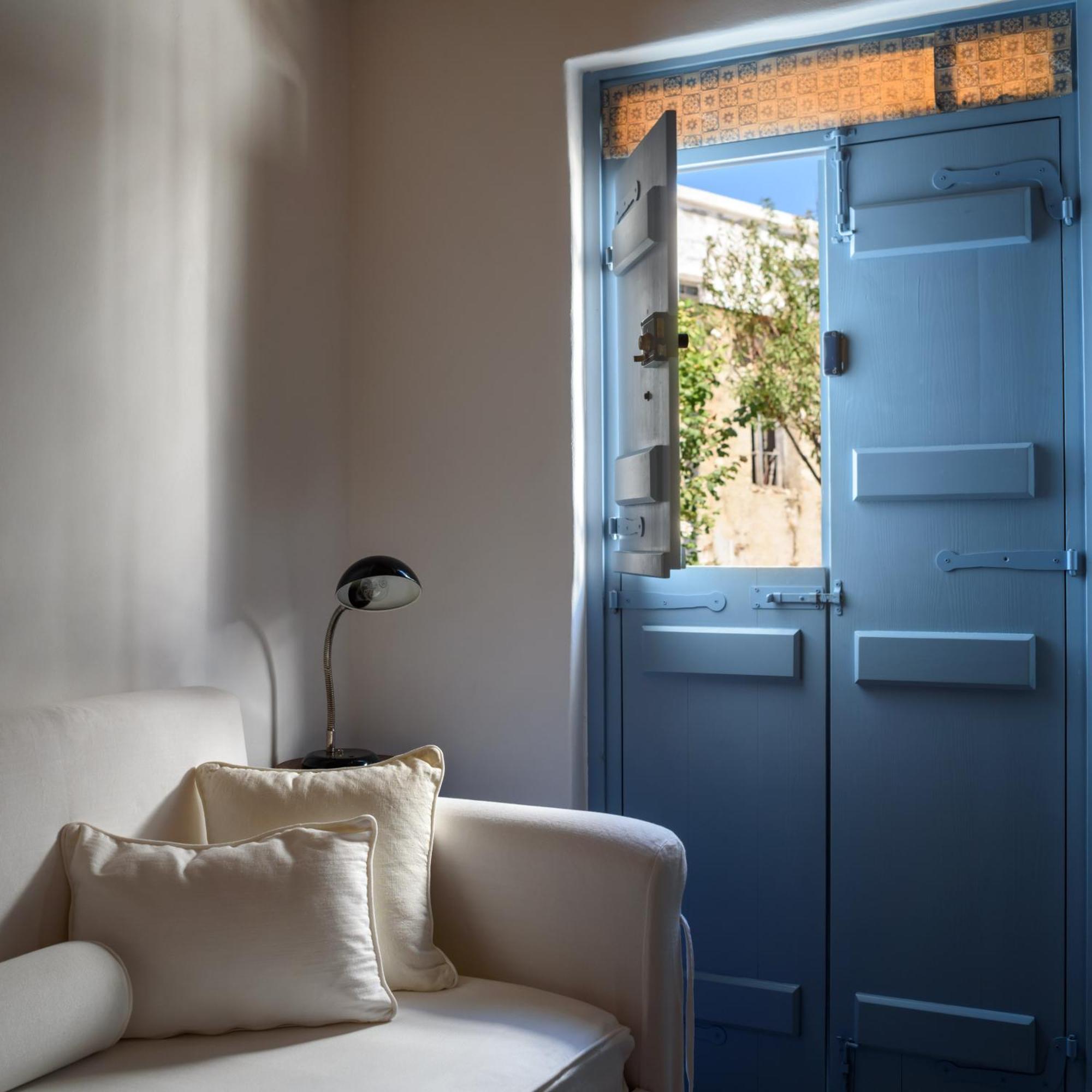 Mezzolovero Suites Kímolos 外观 照片