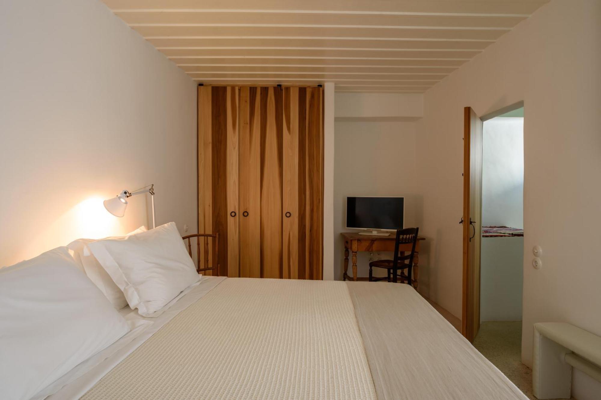 Mezzolovero Suites Kímolos 外观 照片